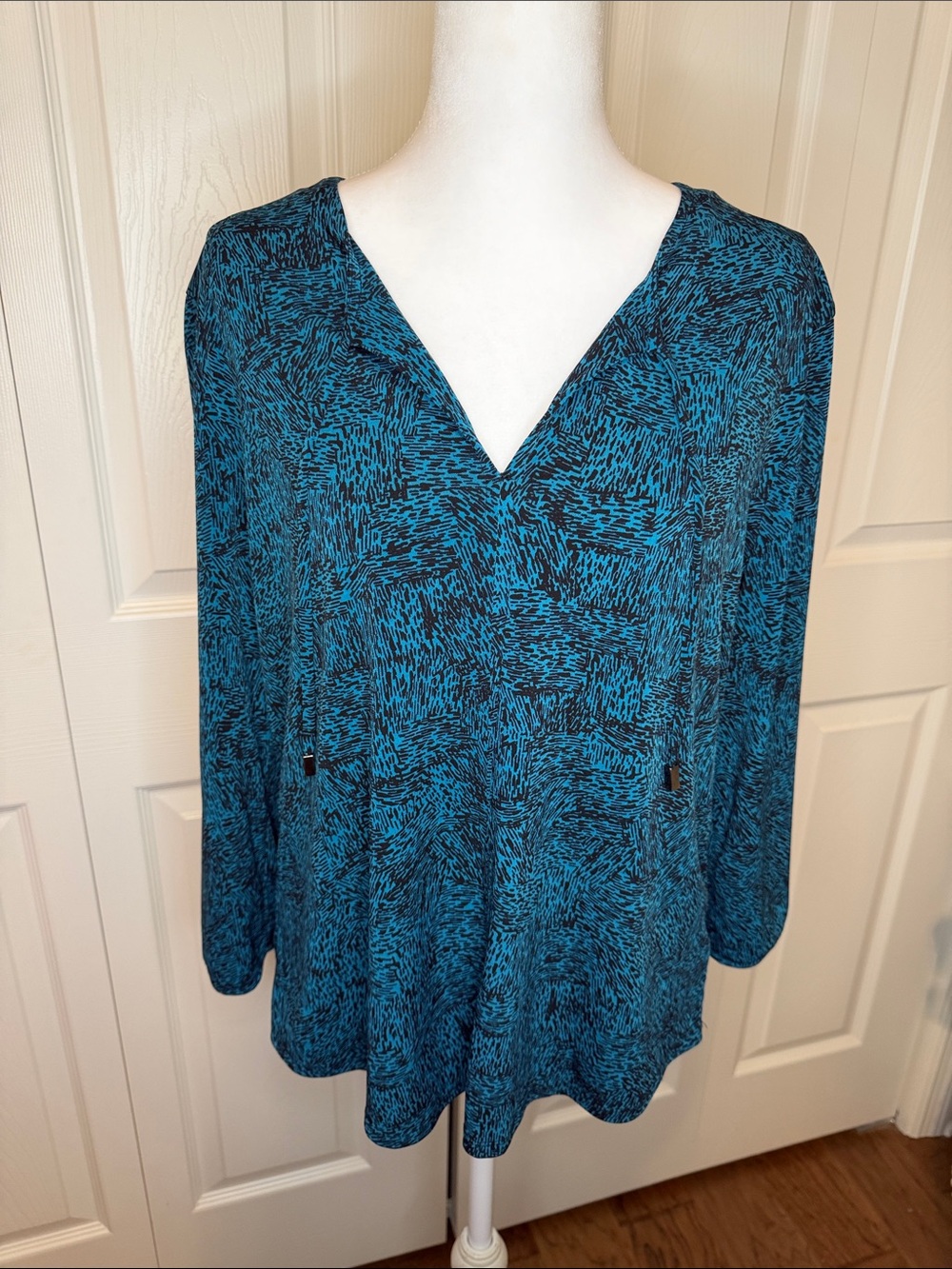 Liz Claiborne Teal V-Neck Long Sleeve Abstract Print Blouse